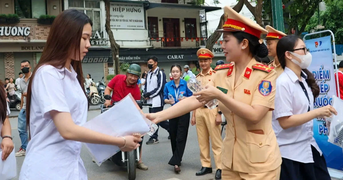 Lực lượng CSGT Hà Nội hỗ trợ nước, khích lệ thí sinh dự thi tốt nghiệp THPT