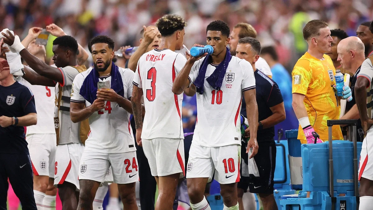 Người hâm mộ không đồng tình với quy định tạm dừng uống nước ở World Cup