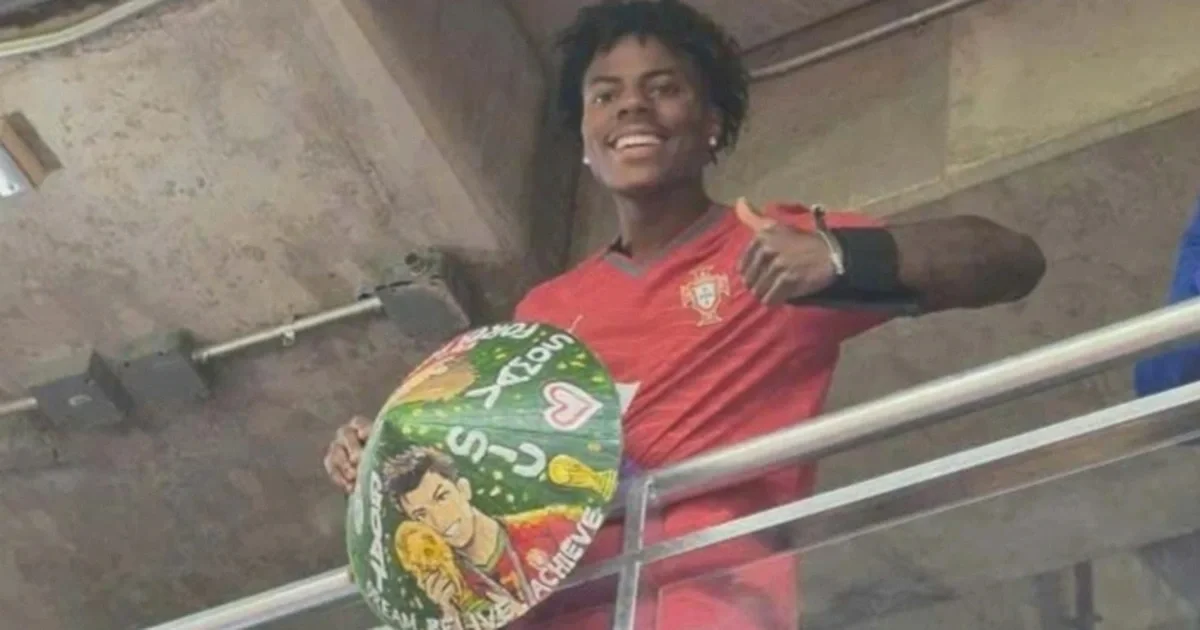 YouTuber đình đám thế giới đội nón lá Việt cổ vũ tại World Cup gây chú ý