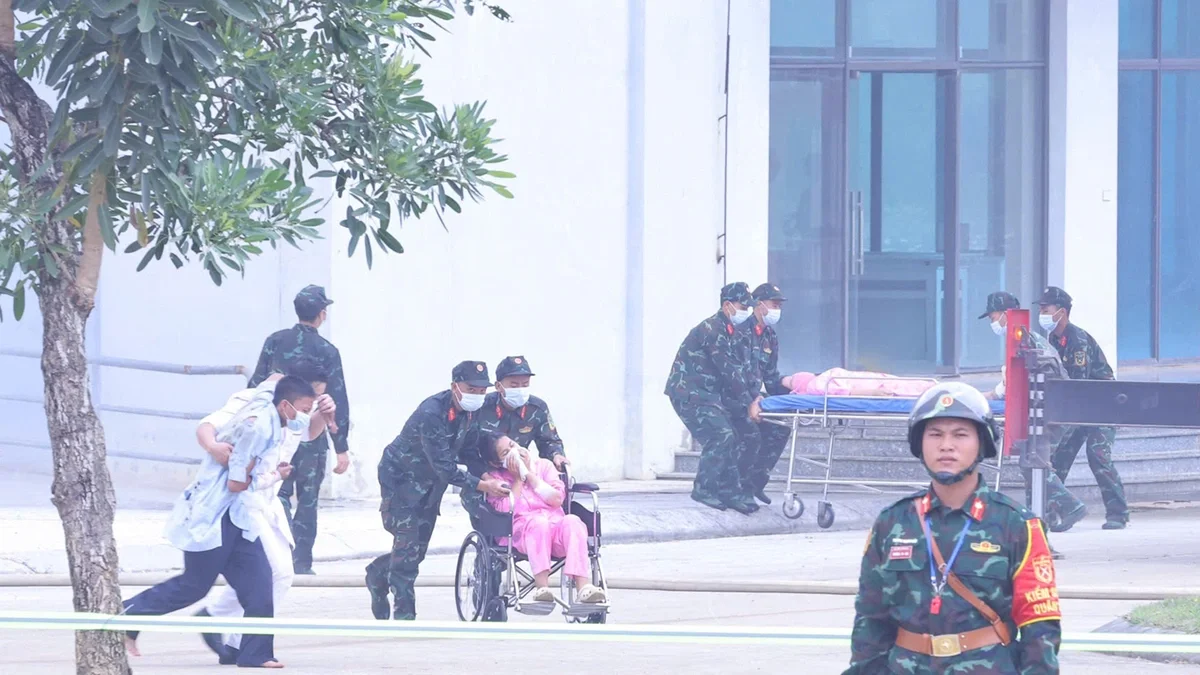 Lực lượng vũ trang tập dượt phương án xử lý sự cố y tế khẩn cấp