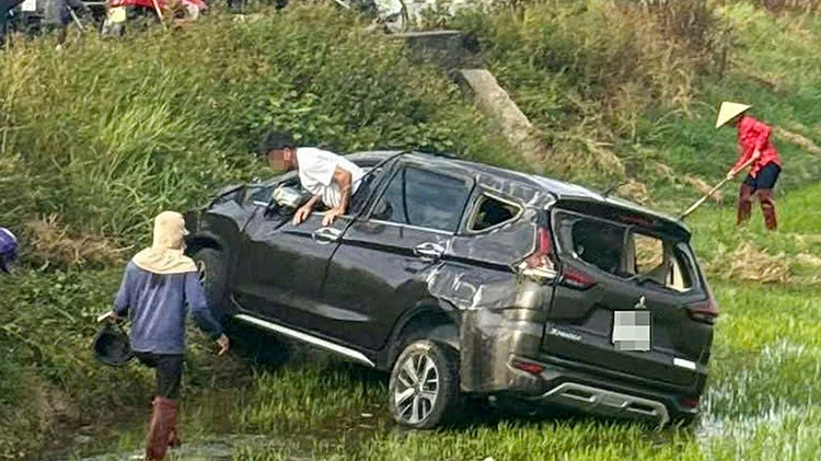 Xe 7 chỗ lao xuống ruộng sau cú va chạm với mô tô phân khối lớn