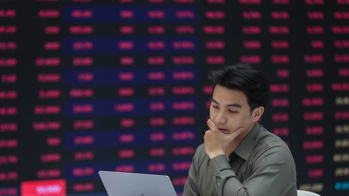 VN-Index sụt giảm mạnh ngay đầu tuần giao dịch
