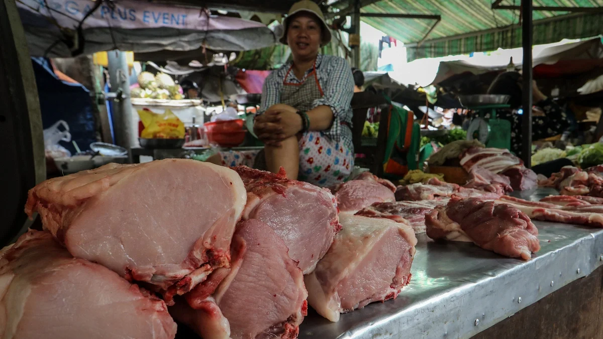 Heo hơi rớt giá mạnh, thịt lẻ chợ truyền thống vẫn đứng im