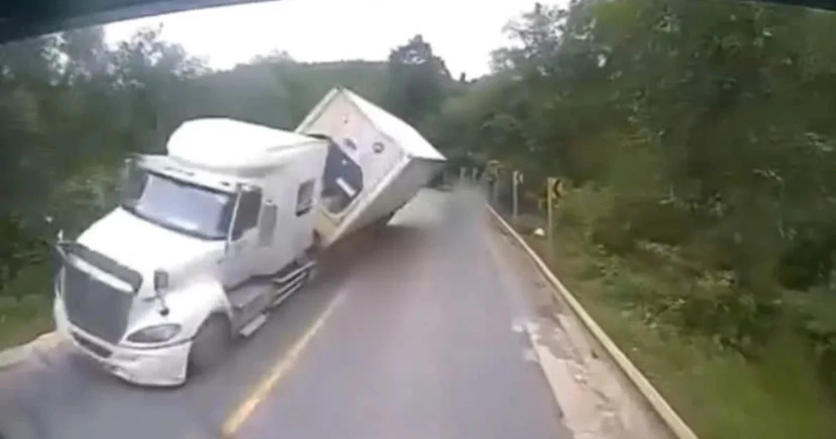 Xe container mất kiểm soát, lật ngang tại khúc cua rồi húc thẳng vào ô tô ngược chiều