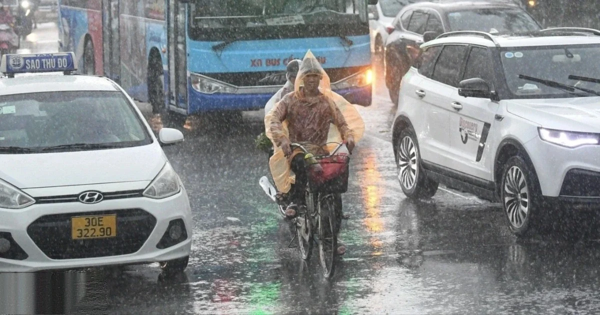 Hà Nội xuất hiện mưa dông, khu vực miền Trung tiếp tục oi nóng