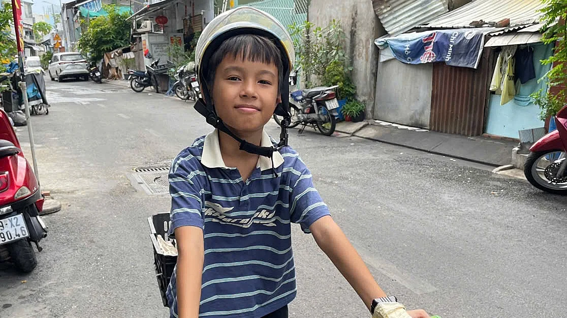 Cậu bé 9 tuổi thu hút triệu lượt xem nhờ tài rao trứng bằng thơ