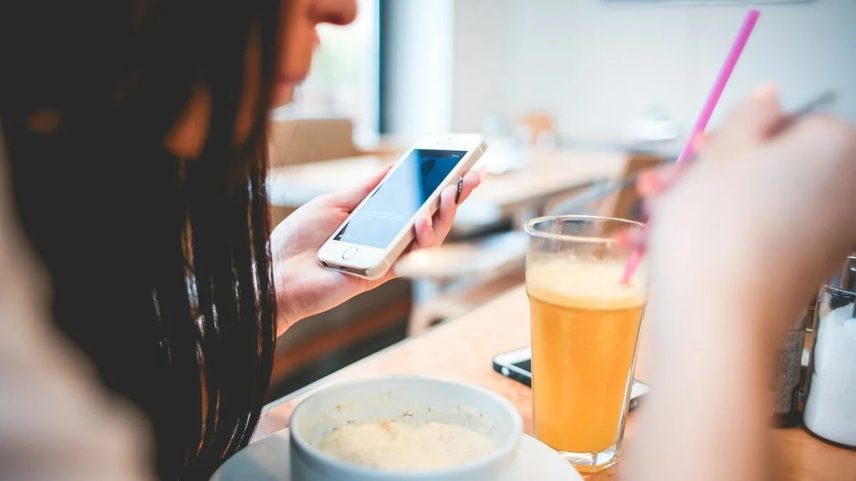 Mải mê dùng smartphone cả bữa ăn, phụ huynh chẳng hề hay biết con mình bị khó ngủ suốt hai tháng qua