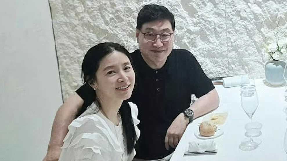 Bức hình Lee Young Ae sánh đôi cùng ông xã thu hút sự quan tâm của công chúng