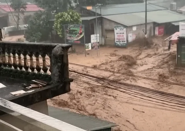Tuyến đường huyết mạch 32 hứng chịu dòng lũ dữ tràn về
