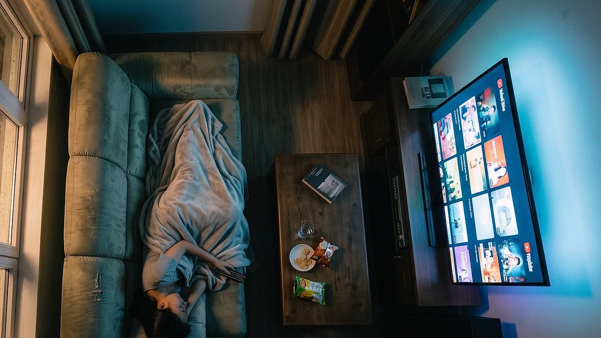 Tác hại khôn lường đối với cơ thể khi để tivi mở lúc ngủ