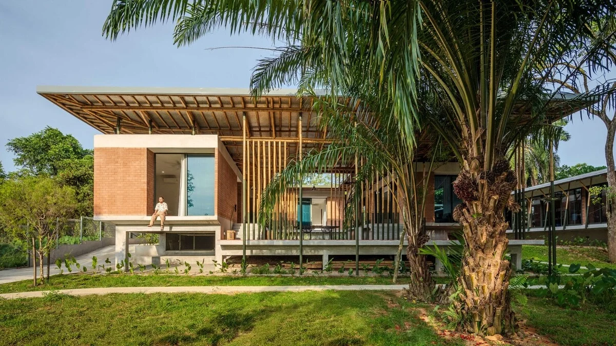 Biệt thự rộng 565 m2 lợp mái tre sở hữu giải pháp hạ nhiệt tự thân