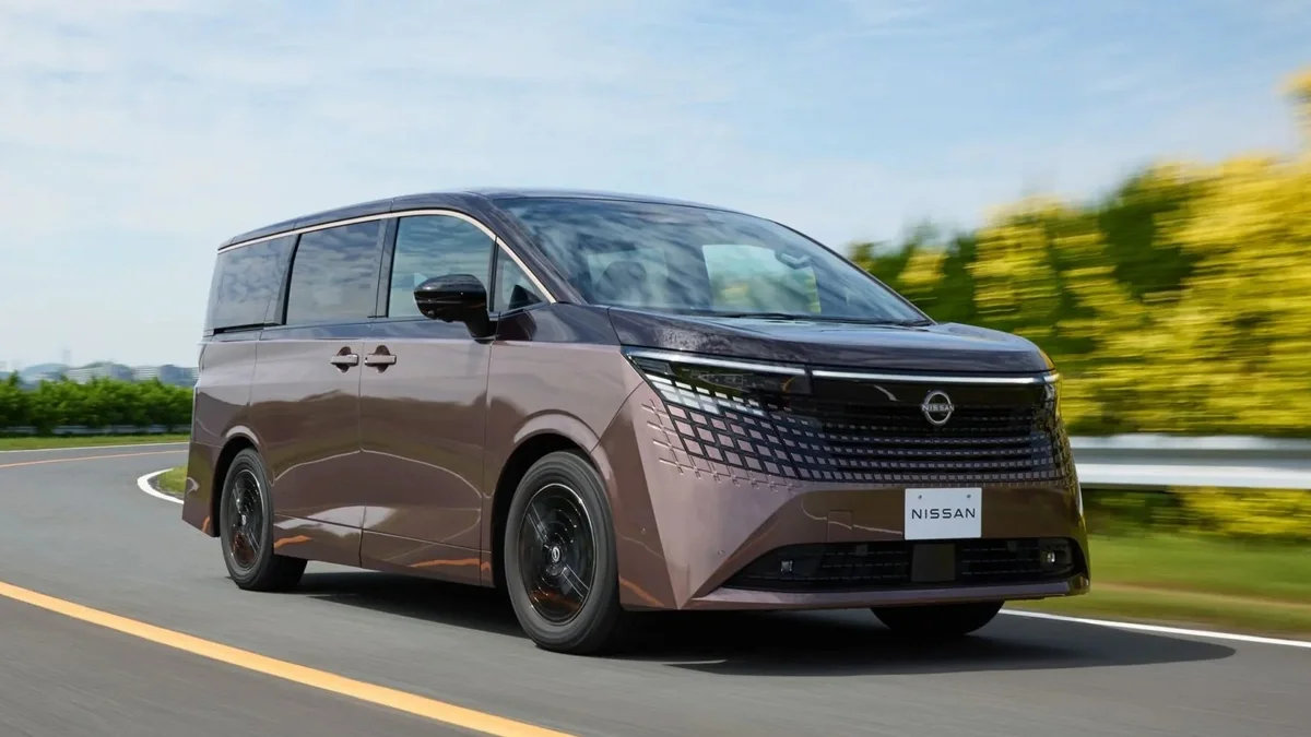 Mẫu minivan cao cấp Nissan Elgrand cạnh tranh trực tiếp với Toyota Alphard