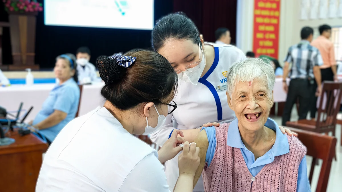 Cấp phát vaccine miễn phí cho nhóm người cao tuổi khuyết tật