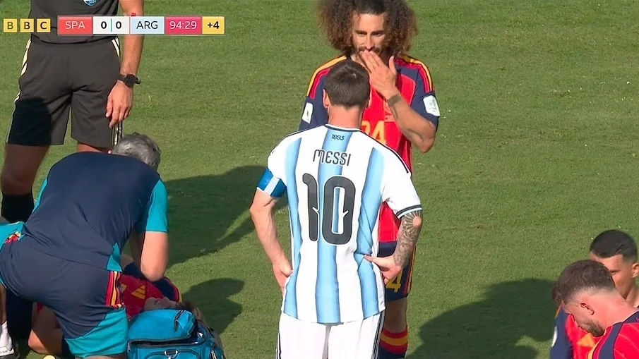 Hành động yêu cầu rút thẻ đỏ đối với Cucurella khiến Messi nhận chỉ trích thiếu chín chắn