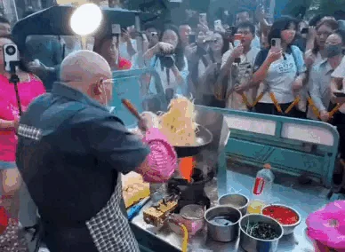 Chủ quán hủ tiếu trở thành tâm điểm mạng xã hội nhờ tư thế đứng lắc lư