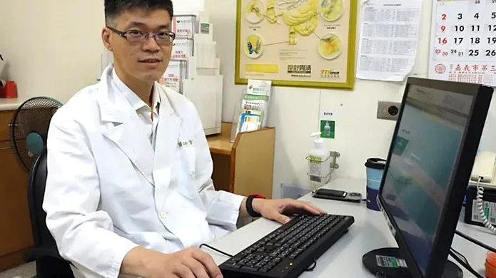 Dùng nước cola bơm trực tiếp vào dạ dày giải quyết sỏi bã thức ăn cho cụ ông 86 tuổi