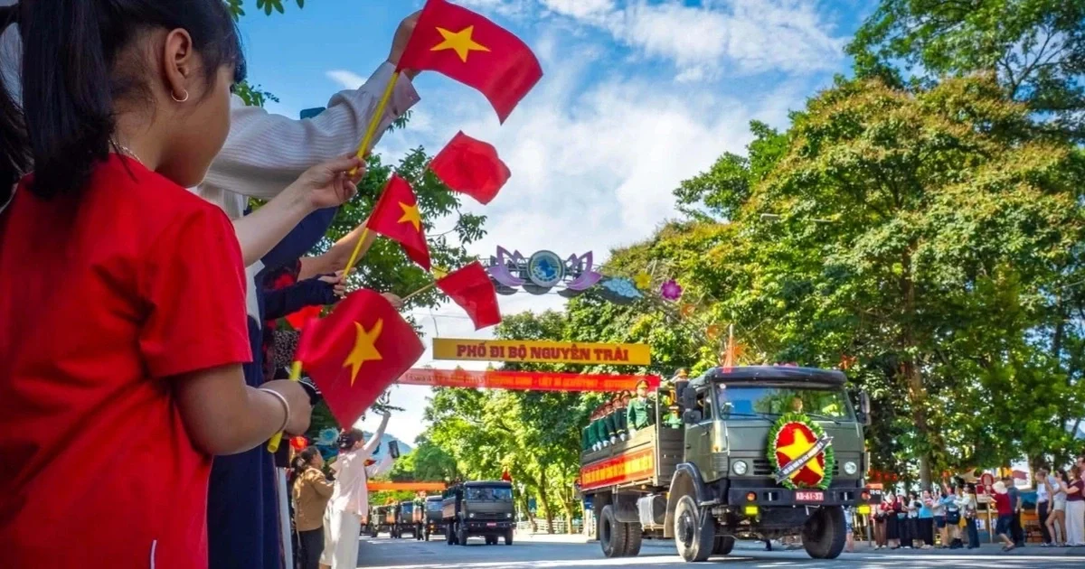 Đông đảo nhân dân xếp hàng dọc lộ trình đưa 34 hài cốt liệt sĩ tới Nghĩa trang Vị Xuyên