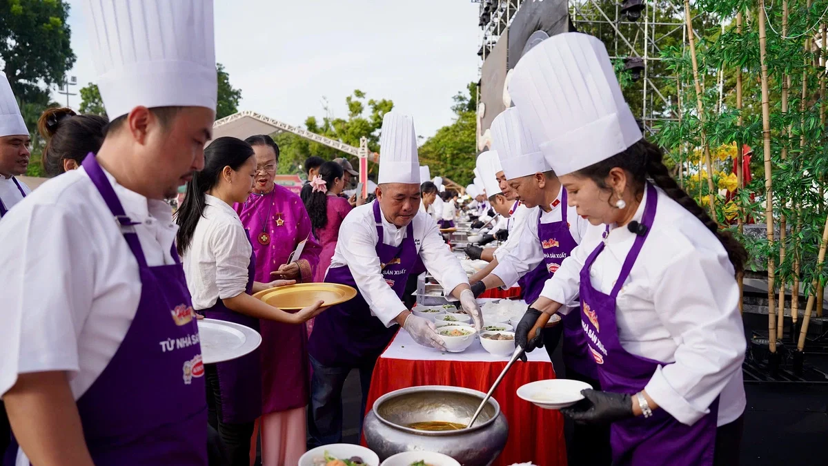 Màn chế biến bún bò Huế quy mô lớn nhận kỷ lục Quốc gia