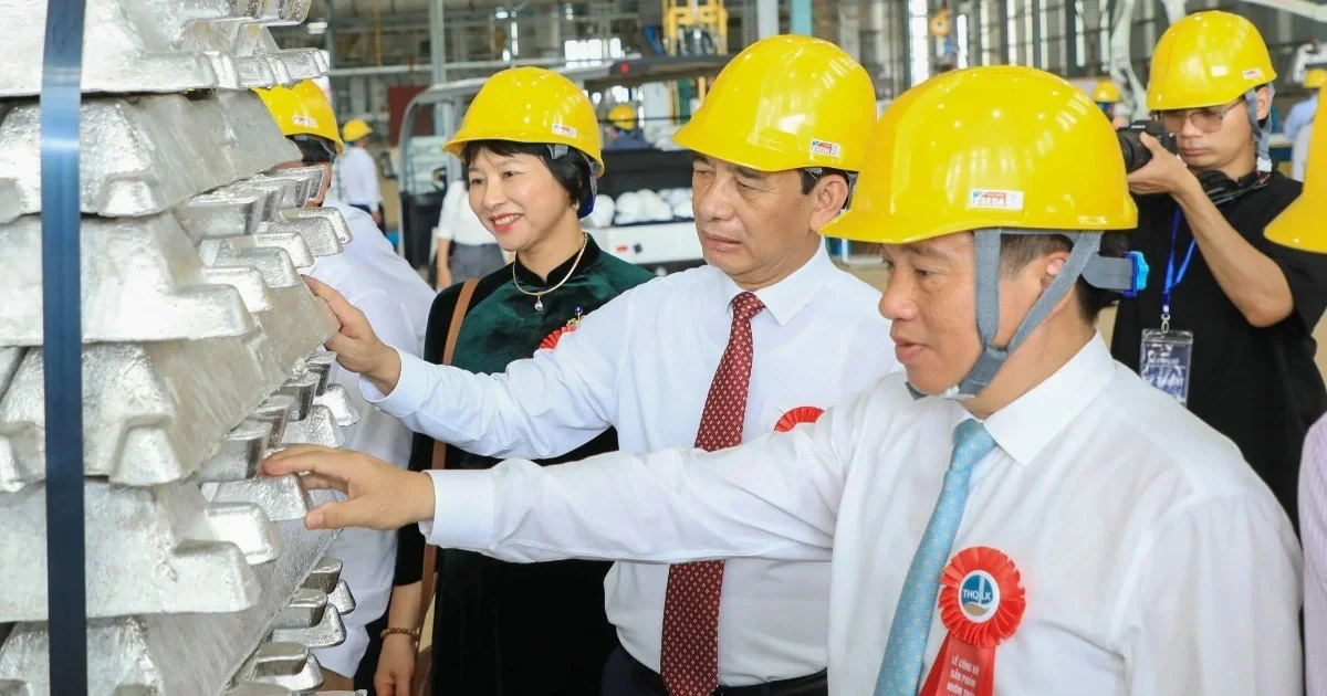 Việt Nam ra mắt lô nhôm thỏi sản xuất đầu tiên tại Lâm Đồng